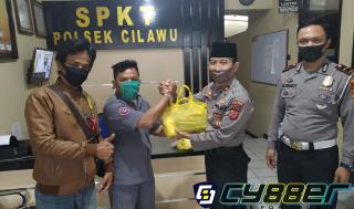 Kapolsek Cilawu Berikan Bingkisan Sembako Kepada Awak Media Dalam Rangka HUT Bhayangkara Ke-74